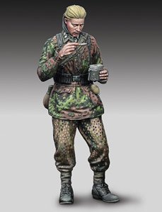 German SS soldier eating - WWII (Plastic model)