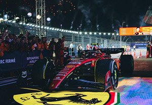 Ferrari SF-23 GP Singapore Marina Bay 2023 Poliform Packaging C.Sainz First Place Podium (ミニカー)