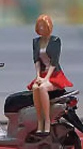 赤いスカートの女性 (ミニカー)