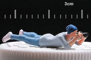 写真家男性 - うつ伏せに寝転がる (ミニカー)