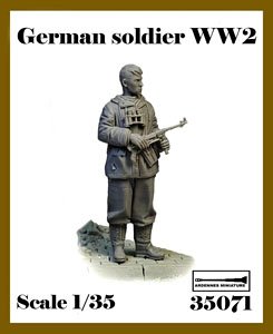 WWII ドイツ MP40を持つ冬季装備の兵士 (プラモデル)