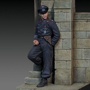 WWII ドイツ 壁にもたれる戦車兵 (プラモデル)