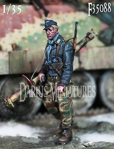 GERMAN SOLDIERS LUFTWAFFE WITH PANZERSRECK (Plastic model)