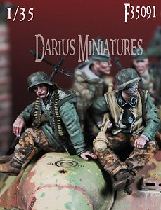 GERMAN WSS GRENADIERS (2 figures) (Plastic model)