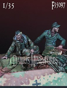 WEHRMACHT HETZER CREW (2 figures) (Plastic model)
