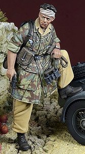 WWII ドイツ 足を掛けた降下猟兵 イタリア1943-44/チュニジア1943 (プラモデル)