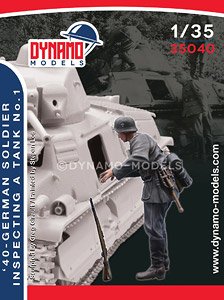 40 - German Soldier Inspecting a tank 1 (Plastic model)