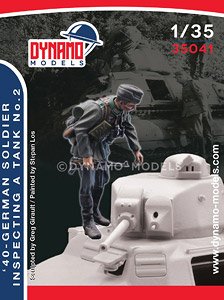 40 - German Soldier Inspecting a tank 2 (Plastic model)