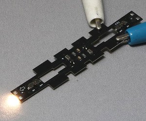 ON-OFF スイッチ付き 常点灯ライト基板 (K社機関車用) A (1両分) (鉄道模型)