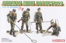 German Mine Detectors (4 figures) (Plastic model)