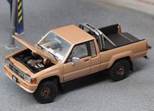 Toyota Hilux SR5 XTRA Cab 1985- (LHD) - ゴールド (ミニカー)