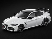 Alfa Romeo Giulia GTAm Trophy White (ミニカー)