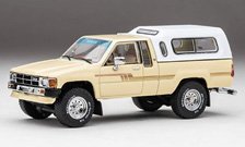 トヨタ Hilux SR5 Xtracab 1985 Beige with Accessories x DiecastTalk特注品 (ミニカー)
