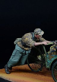 WWII ドイツ 武装親衛隊 車を押す兵士＃1 1942-45 (プラモデル)