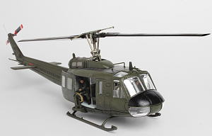 UH-1D ヒューイ アメリカ軍 ヴェトナム 1968 -ニューパッケージ- (完成品飛行機)