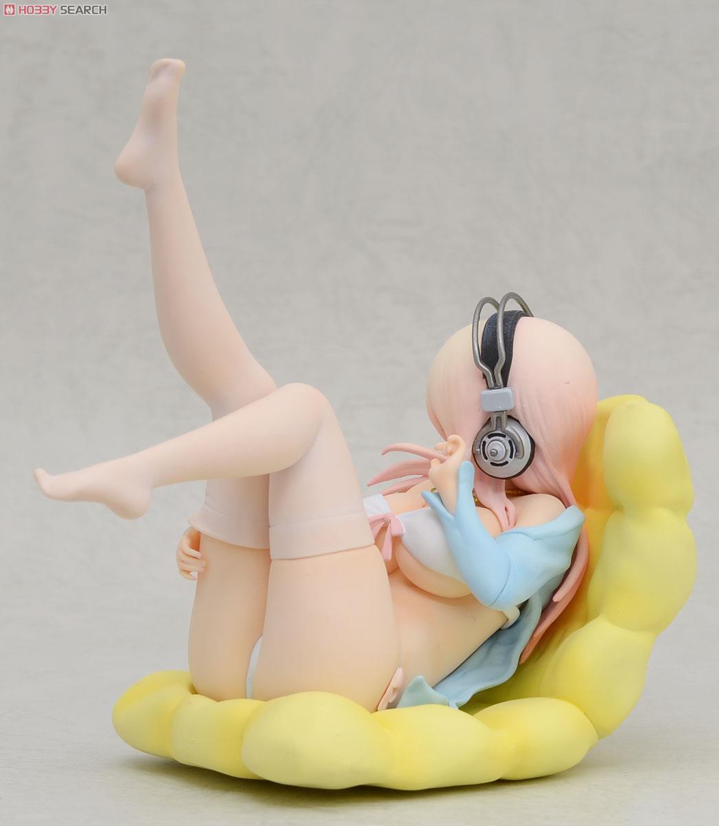 Super Sonico -Bikini & Sofa ver.- (PVC Figure) 商品画像18 Modal