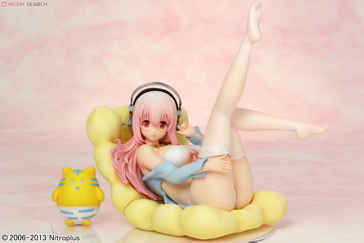 Super Sonico -Bikini & Sofa ver.- (PVC Figure) 商品画像3