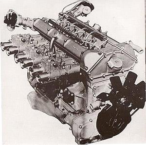 アストンマーチン DB4 GT エンジン (1961) ケース付 (ミニカー)