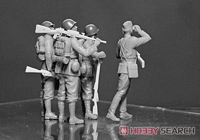 Italy Infantry (4 Figures) + Tanker (1 Figure) WW-II (Plastic model) Item picture3