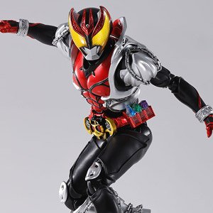 S.H.フィギュアーツ(真骨彫製法) 仮面ライダーキバ キバフォーム ※初回特典付 (完成品)