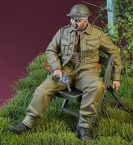WWII イギリス陸軍 負傷しイスに腰掛ける兵士 (1940-45年装備) (プラモデル)