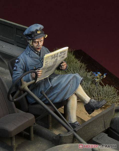WWII 英 新聞を読む婦人補助空軍(WAAF)女性兵士 (プラモデル) その他の画像1