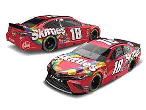 `カイル・ブッシュ` スキットルズ トヨタ カムリ NASCAR 2019 (ミニカー)
