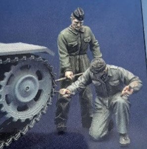 German Tank Officer `Fixing the Track` (Set of 2) (Plastic model)
