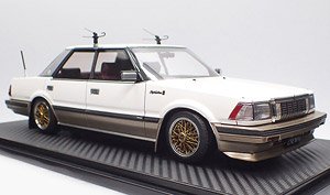 Toyota Crown (120) 3.0 Royal Saloon G Pearl White / Gold (Diecast Car)