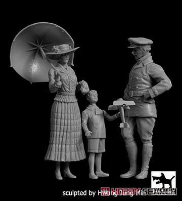 WW.I 傘を持つ女性 + 飛行機のおもちゃを持つ少年 + 英軍パイロット セット (HAUF32093 + 32094 + 32095) (プラモデル) 商品画像1