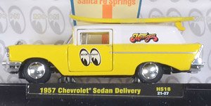 1957 Chevrolet Sedan Delivery - MOONEYES (Includes Surf Board) - Bright Yellow (ミニカー)