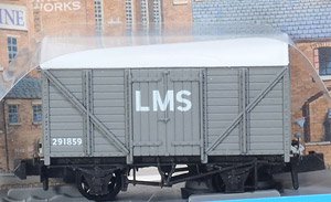 イギリス2軸貨車 木造有蓋車 (標準型・LMS・ライトグレイ) 【NR-43M】 ★外国形モデル (鉄道模型)