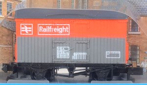 イギリス2軸貨車 木造有蓋車 (レイルフレイト・レッド/グレイ) 【NR-42R】 ★外国形モデル (鉄道模型)