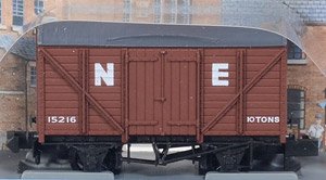 イギリス2軸貨車 木造有蓋車 (標準型・NE・ブラウン) 【NR-43E】 ★外国形モデル (鉄道模型)