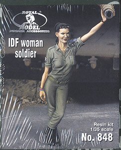 現用 イスラエル IDF 戦車を背景にポーズを取るIDF女性兵士 (プラモデル)