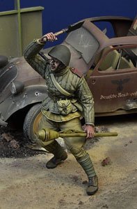 Soviet Trooper Attacking with a Shovel, Berlin 1945 (Plastic model)