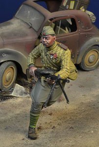 Soviet Trooper Running with Degtaryev MG, Berlin1945 (Plastic model)