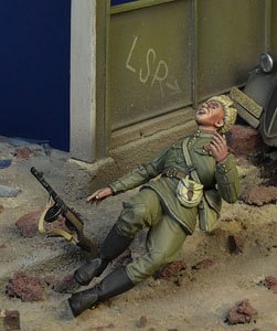 Just Shot Soviet Trooper, Berlin 1945 (Plastic model)