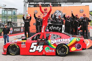 `K.ブッシュ` #54 スキットルズ・グミ TOYOTAスープラ NASCAR Xfinityシリーズ 2021 COTA PB250 ウィナー 【フードオープン】 (ミニカー)