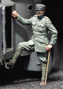 Italian Armoured Car Officer Getting Inside (Plastic model)