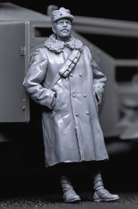 Italian Armoured Car Officer in Fur Greatcoat (Plastic model)