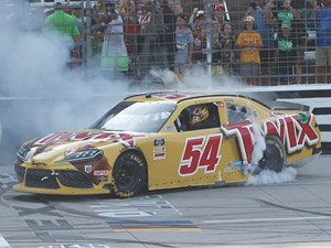 `カイル・ブッシュ` #54 TWIX TOYOTA スープラ NASCAR Xfinityシリーズ 2021 Texas ALSCOユニフォームズ250 ウィナー 【フードオープン】 (ミニカー)