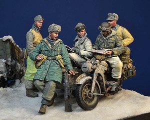 `Unternehmen Fruhlingserwachen` 3.SS PzDiv.Soldiers, Hungary, Winter 1945 For Zundapp KS 750 Motorcycle (5 Figures + Motorcycle Accessories) (Plastic model)
