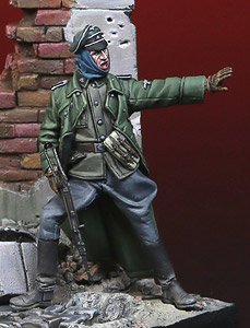 Officer SS `Halt` (Plastic model)