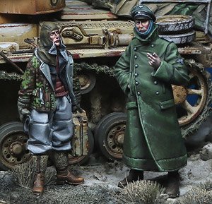 German Officer & Mechanic (Plastic model)