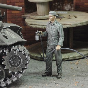 WWII 米 塗装作業中の整備兵 (プラモデル)