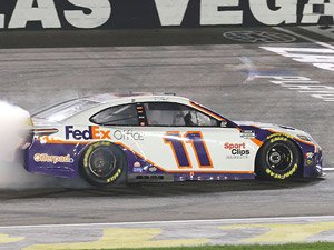 D.ハムリン #11 FedExオフィス ラスベガス・モータースピードウェイ TOYOTA カムリ NASCAR 2021 サウスポイント400 ウィナー 【フードオープン】 (ミニカー)