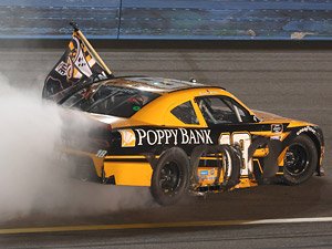 D.ヘムリック ポピーバンク TOYOTA スープラ NASCAR Xfinityシリーズ 2021 フェニックス・レースウェイ チャンピオンシップレース ウィナー 【カラークローム】 (ミニカー)