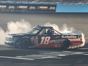 `チャンドラー・スミス` #18 セーフライト・オートグラス TOYOTA タンドラ NASCAR キャンピングワールド・トラックシリーズ 2021 ルーカス・オイル150 ウィナー (ミニカー)