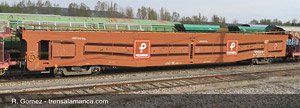 RENFE, MMA autotransporter, red `Pecovasa` livery, period V (Model Train)